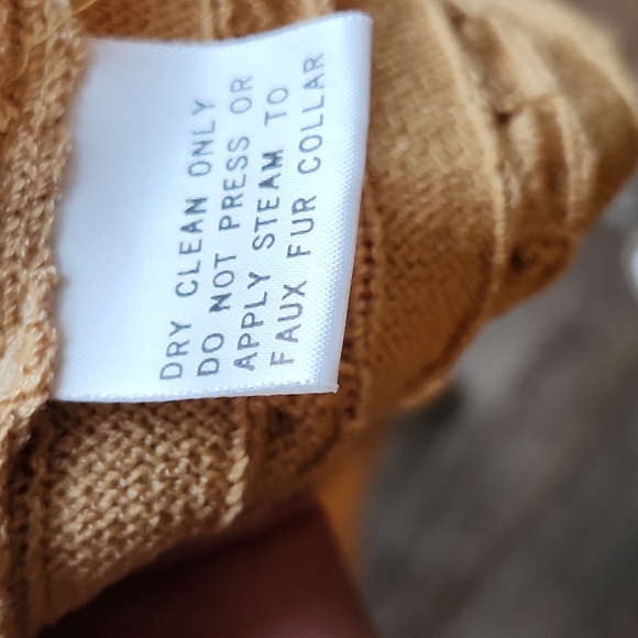 St John Ex Cond & Pro Cleaned Camel Cable Knit Long Sweater, 10, $125 - Picture 5 of 14